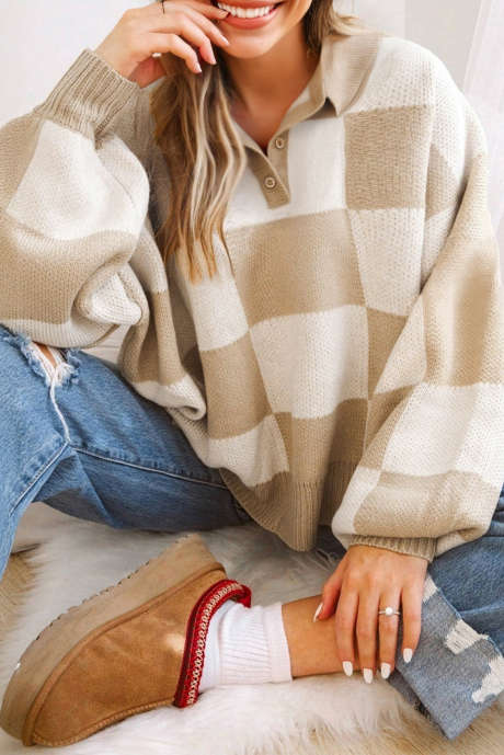 Светло-бежевый клетчатый французский свитер с воротником-поло.