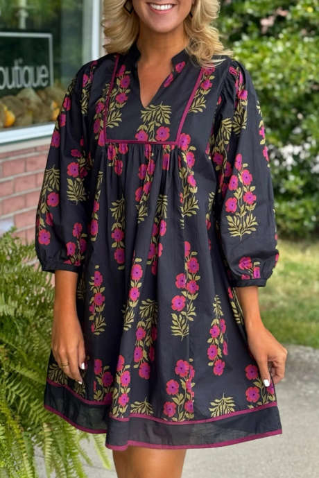 Černé květinové šaty s výstřihem do V, lemováním a náramkem na rukávech, babydoll