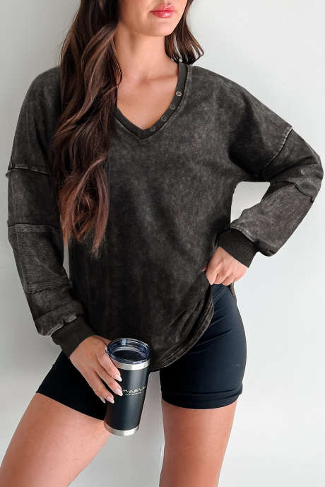 Karbonově šedý pulovr s minerálním praním a odhalenými švy, zapínání na knoflíky a výstřihem do V