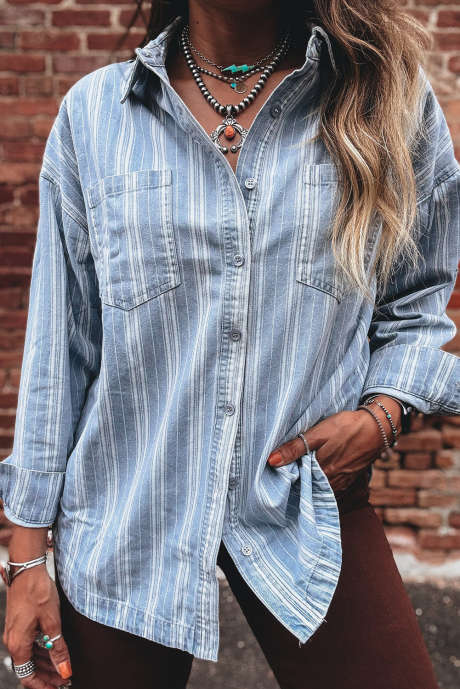 سترة جينز كلاسيكية مخططة باللون الأزرق السماوي مع جيب على الصدر