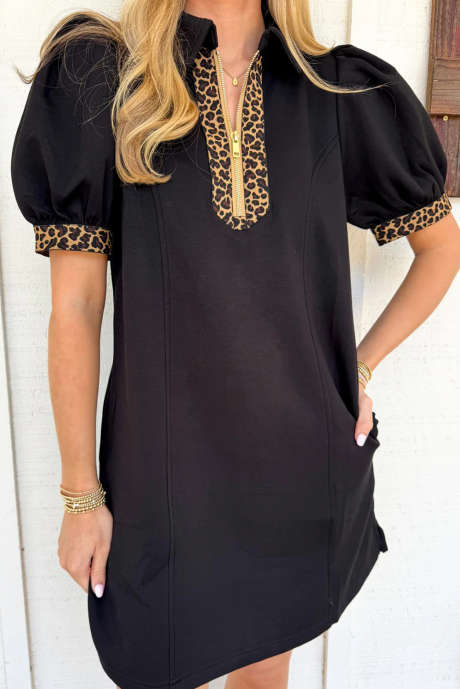 Vestido curto de manga bufante com estampa de leopardo em tons de café e gola alta com zíper.