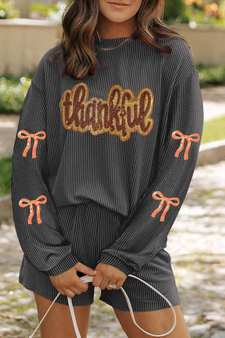 Completo corto a coste intrecciate con maniche a fiocco in paillettes e lettera di ringraziamento grigio carbone