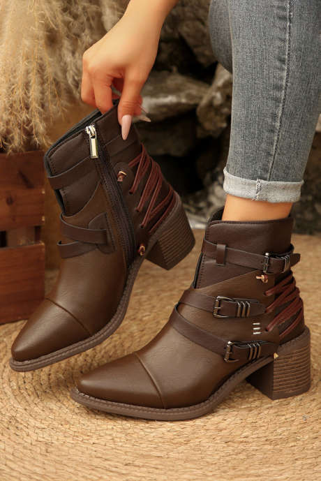Botas de couro sintético café com blocos de cores e patchwork com cadarço e fivela