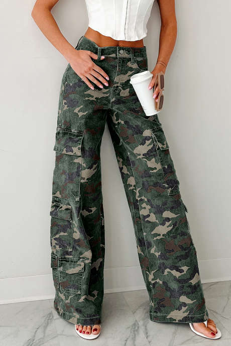 Pantalones cargo anchos de mezclilla con estampado de camuflaje verde DLM78760768-P10920
