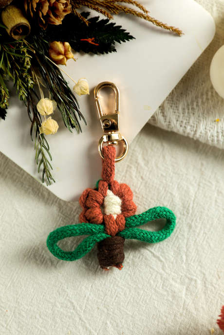 赤いダリアのマクラメフラワーポットのクロシェ編みキーホルダー