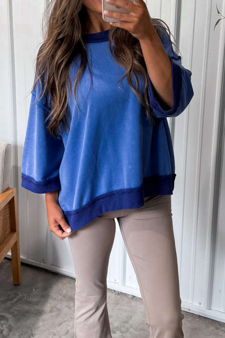 Himmelblaues Oberteil mit Patchwork-Farbblock und geripptem Saum, sichtbaren Nähten und Armbandärmeln