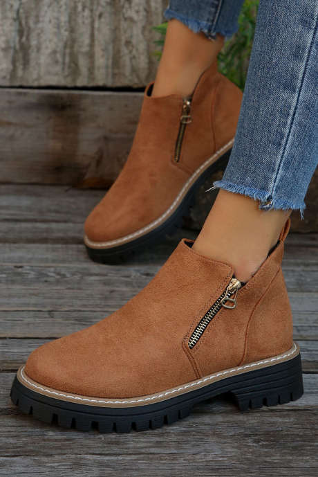 Botas de cano curto com zíper lateral em camurça sintética castanha