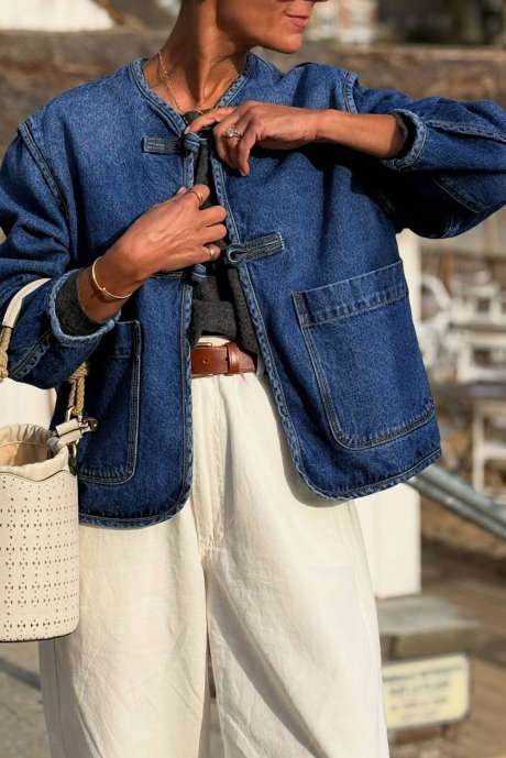 Segelblå vintage-jeansjacka med stora, lappade fickor och rakt skuren, djuptvättad