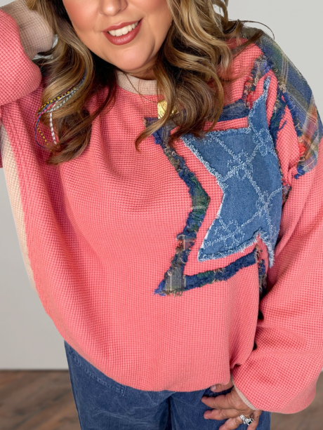 Desert Rose – Thermo-Strickoberteil mit Farbblockdesign, ausgefransten Sternen und Aufnähern in Übergröße