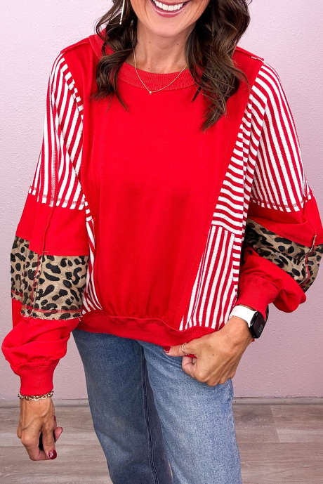 سويت شيرت أحمر مخطط بنقشة جلد النمر بأكمام مرقعة ورقبة دائرية