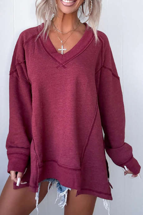 سويت شيرت فضفاض بفتحة رقبة على شكل حرف V وتطريز داليا أحمر مع شقوق