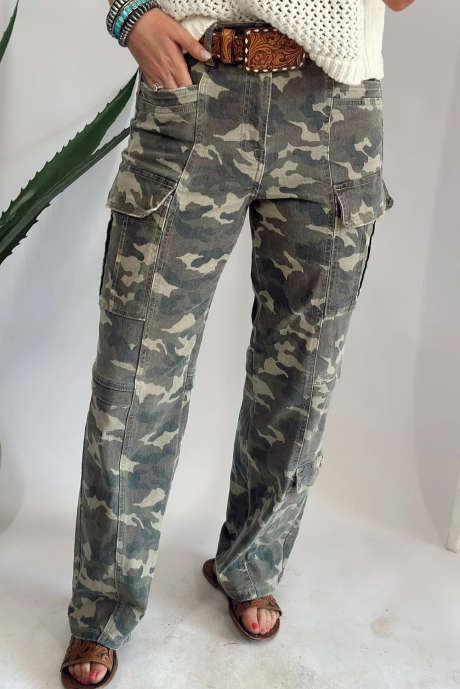 Grüne Damen-Jeanshose mit Camouflage-Print und mehreren Taschen