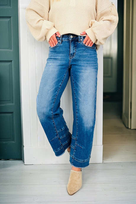 Taivaansiniset tyylikkäät saumadetaljit raakahelmalla varustetut tynnyrifarkut