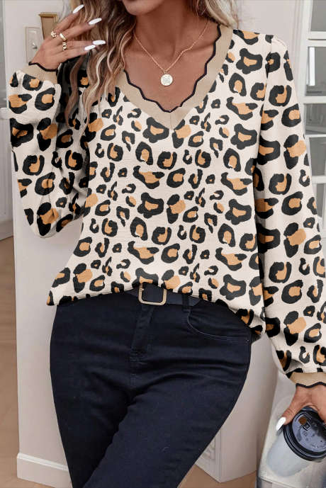 Blusa de cuello en V con detalle festoneado en contraste y manga larga con estampado de leopardo en color caqui