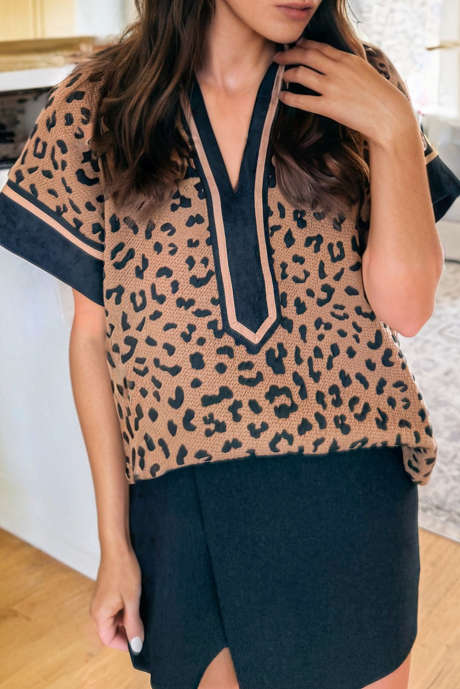 Braune Bluse mit Leopardenmuster, Farbblock und Kontrastbesatz, geteiltem Halsausschnitt und kurzen Ärmeln
