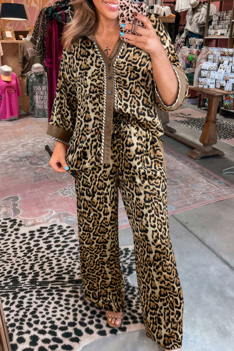 Ruskea leopardikuvioinen kauluspaita ja väljät housut, kaksiosainen asukokonaisuus