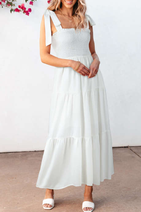 فستان ماكسي أبيض بطبقات وأشرطة قابلة للتخصيص مع صد مزركش