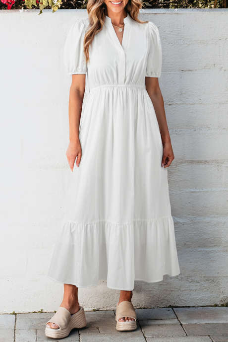 فستان أبيض طويل بأكمام قصيرة ورقبة مدببة وحافة مكشكشة