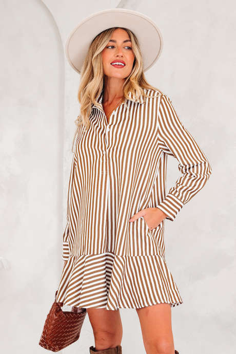 Braunes gestreiftes Minikleid mit Rüschensaum und Kragen