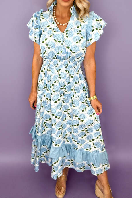 Hemelsblauwe hortensia bloemenprint, kleurblok, ruches en lange jurk met fladdermouwen