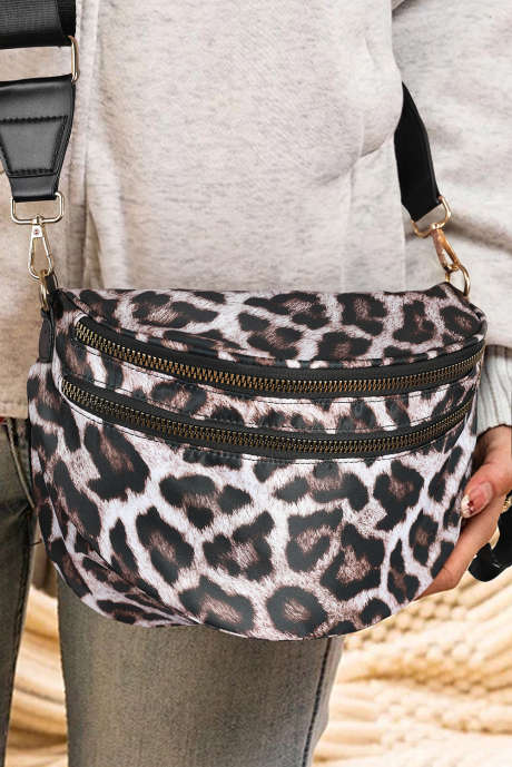 Bolsa transversal com zíper duplo, alça de corrente dourada e estampa camuflada/leopardo/bolinhas na cor café.