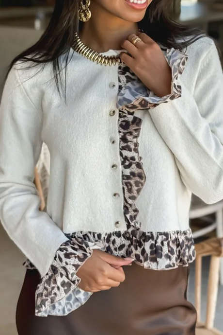 Cardigã curto branco de tricô com estampa de leopardo, babados e botões.