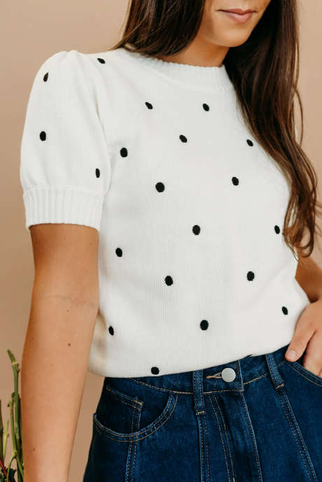 Белый элегантный свитер с короткими рукавами в горошек