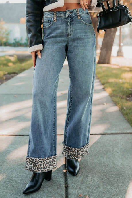 Ashleigh – Blaue Shift-Jeans mit Leopardenmuster und Kontrastgürtel und umgeschlagenen Bündchen