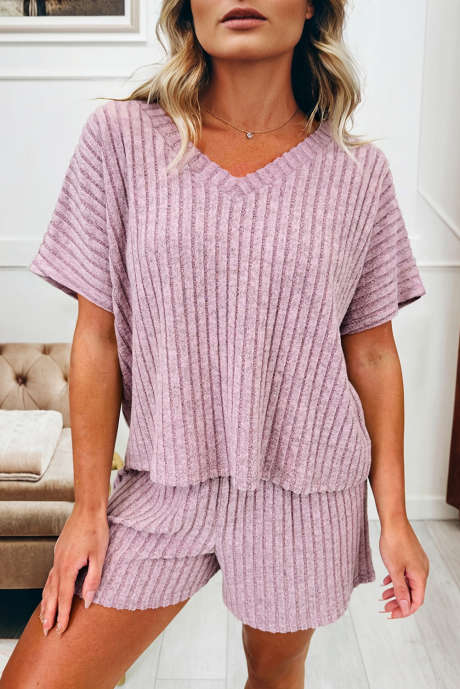 Ensemble short et t-shirt rose clair à col V côtelé et texture claire
