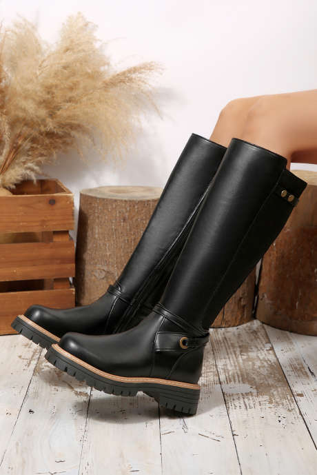 Černé žebrované kozačky na zip z umělé kůže s cvočky a páskem