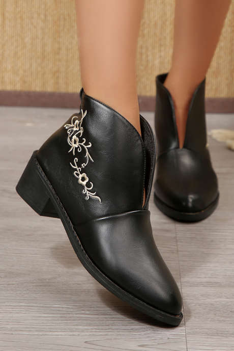 Černé kozačky z umělé kůže s vyšívaným květinovým detailem a špičatou špičkou