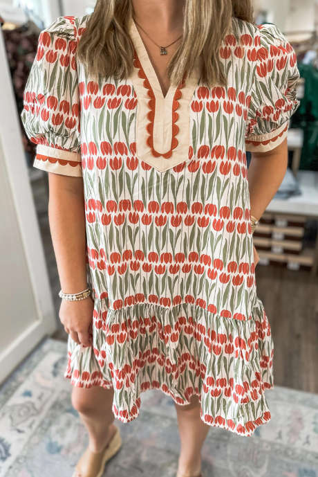 Biała, bawełniana sukienka mini z bufiastymi rękawami i nadrukiem w kwiaty tulipana