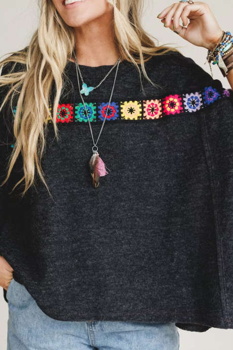 Черный струящийся топ с асимметричным вырезом и ребристыми рукавами, связанный крючком на груди