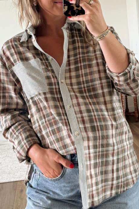 Camisa abotonada con un solo bolsillo en el pecho y estampado de cuadros marrones a rayas y patchwork