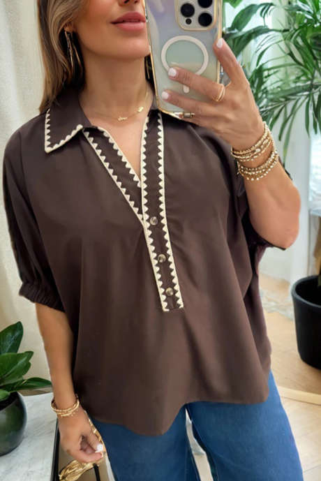 Bluzka z kołnierzykiem w kolorze kawy, kontrastowym wykończeniem, guzikami i dekoltem w serek, krótkim rękawem