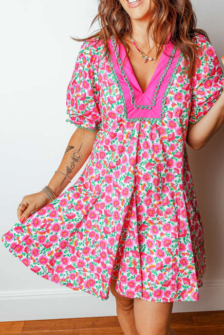 Vestido curto evasê com estampa floral rosa e acabamento contrastante em patchwork e blocos de cores