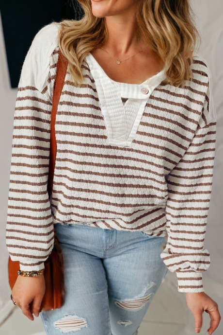 Top de rayas caqui con cuello en V, botones y capucha texturizada, talla grande PL25132564-P1619
