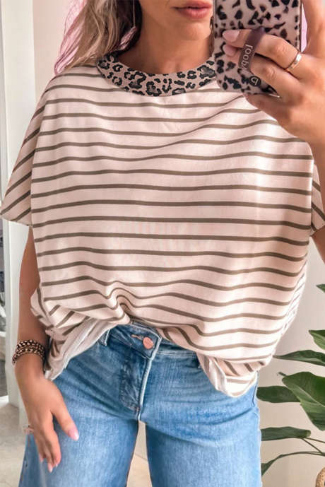 Camiseta folgada de gola redonda com estampa de leopardo e listras cáqui