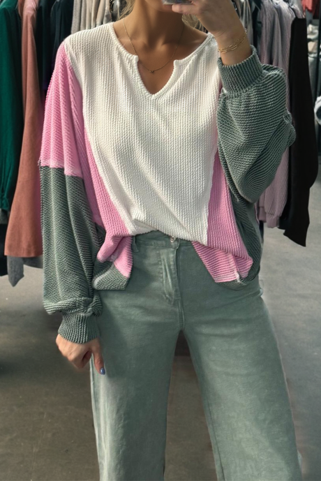 Weißes, spiralförmig geripptes Langarm-Top mit Farbblock-Patchwork und Rohnähten