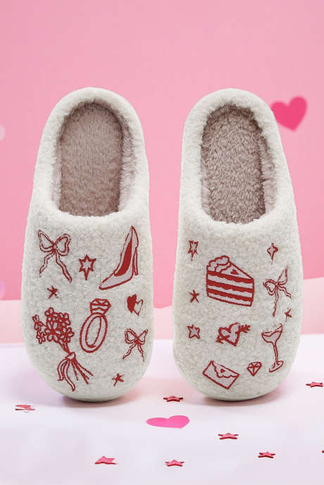 Ohnivě červené plyšové asymetrické svatební čmáranice vyšívané pantofle