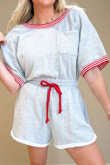 ライトグレー バーシティ Vネックライン 切りっぱなしエッジ ドローストリング テリーニット 半袖ロンパース