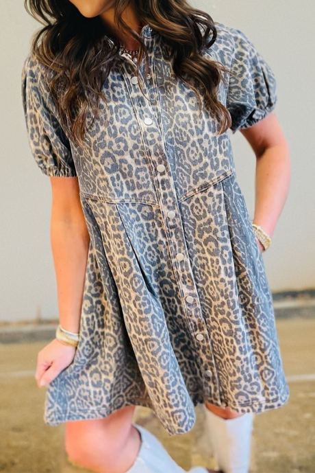 Vestido curto jeans plissado de manga curta com estampa de leopardo cinza