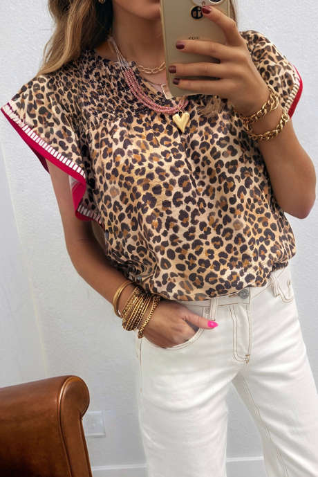 Blusa de estampa de leopardo cor damasco com mangas em vermelho.
