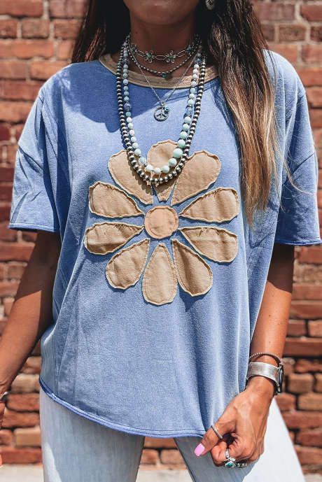 Himmelblaues T-Shirt mit offener Naht, Farbblock-Design und Gänseblümchen-Patchwork