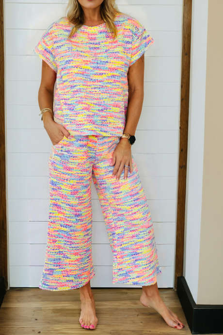 ピンクのネオンシックトップ