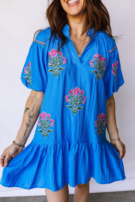 Vestido con volantes, mangas abullonadas y cuello abierto con bordado de flores azules