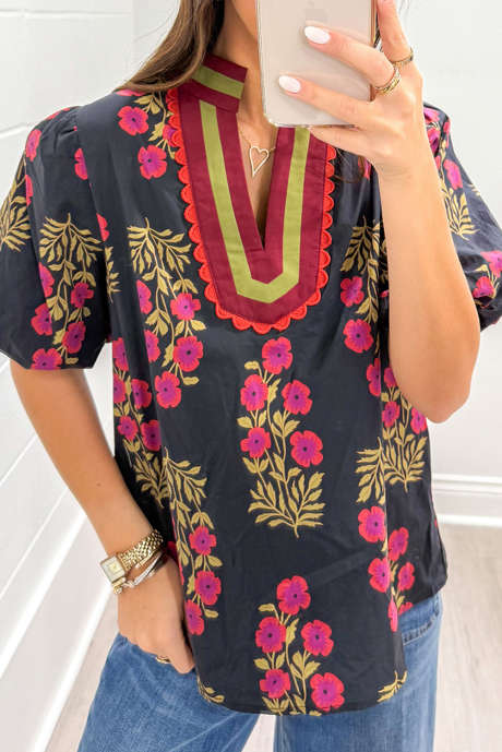 Černá květinová halenka s krátkými bublinovými rukávy a kontrastním rozparkem