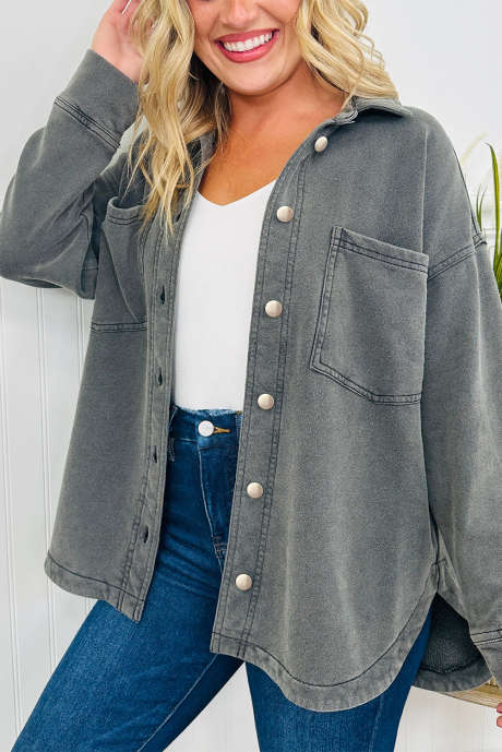 سترة متوسطة الحجم رمادية اللون مع جيوب صدرية وكتف منسدلة وفتحة جانبية