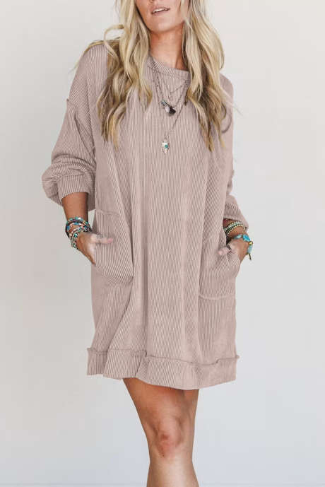 Kouřově šedé žebrované minišaty s odhalenými švy, spadnutými rameny, volnými kapsami