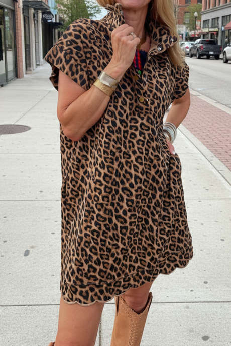 Sukienka w panterkę w kolorze khaki, z kołnierzykiem zapinanym na guziki, krótkim rękawem i kieszeniami